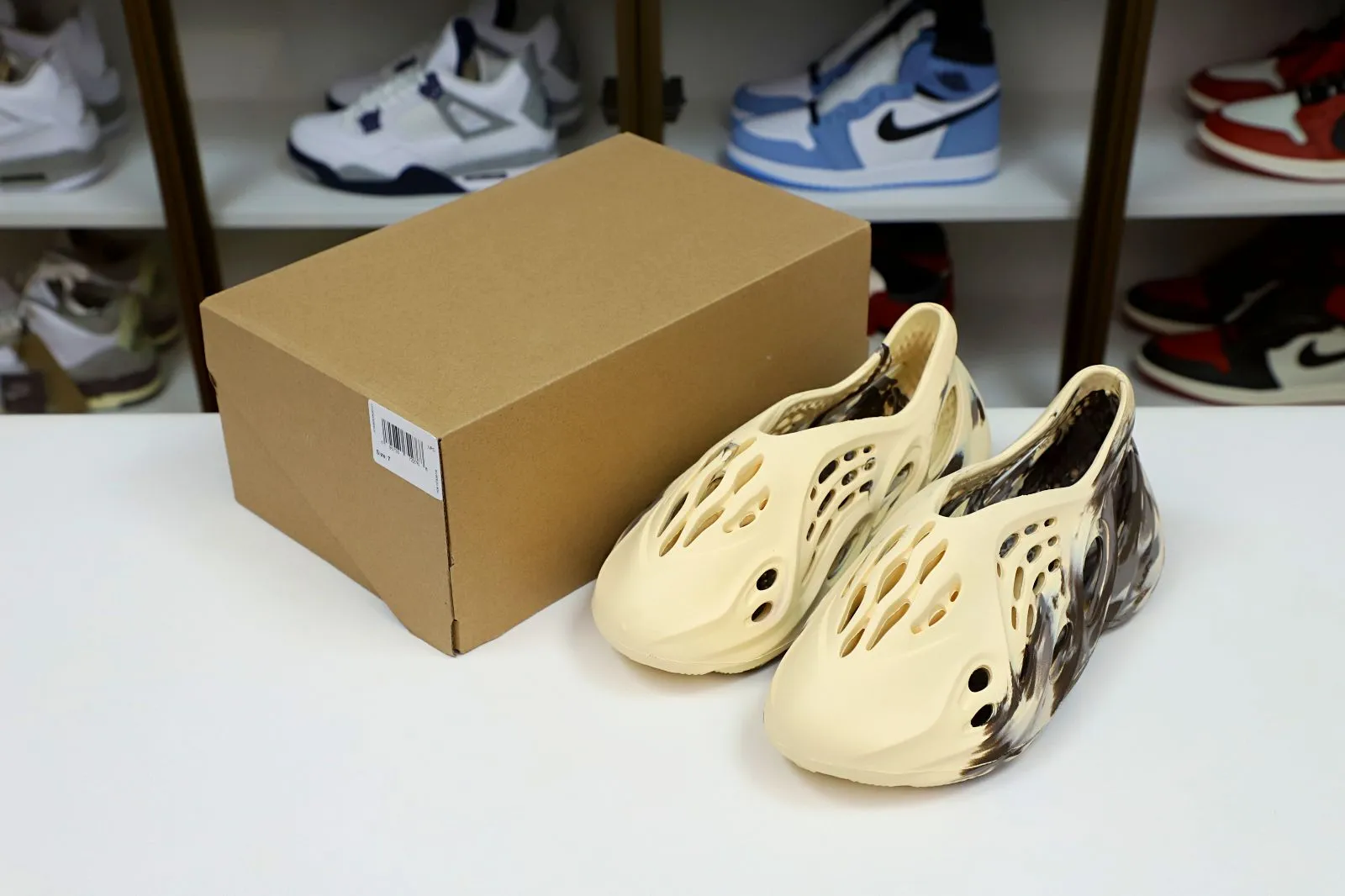 Rep Kimi kick YEEZY FOAM RUNNER 'MX CREAM CLAY' 0114