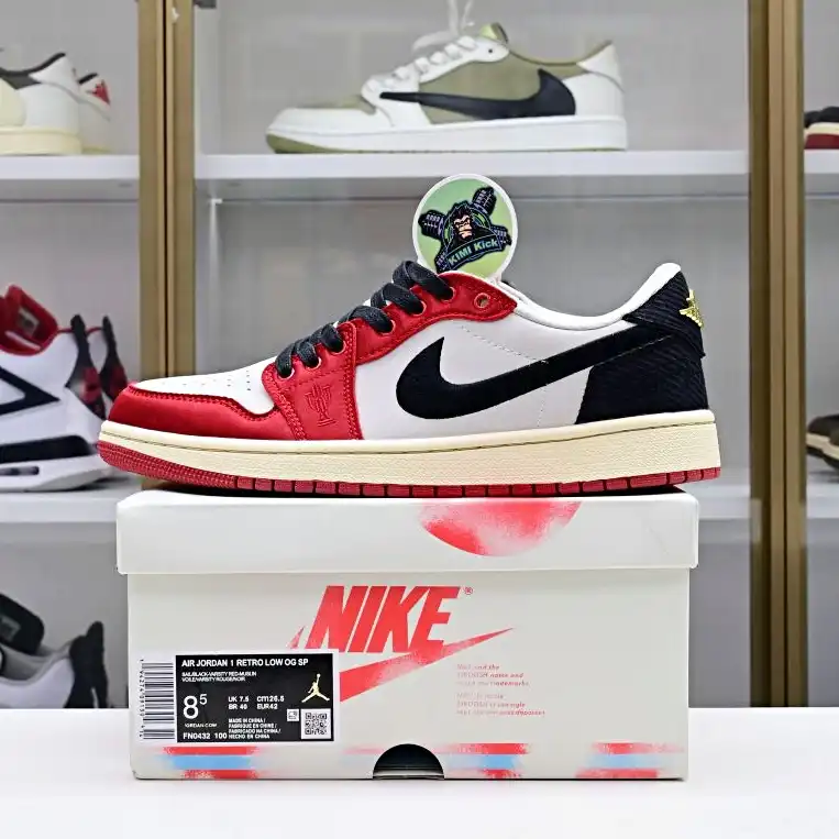 Kimikick Trophy Room x Jordan Air Jordan 1 Low OG “Away” 0125