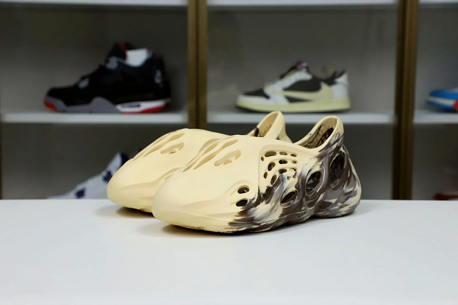 Rep Kimi kick YEEZY FOAM RUNNER 'MX CREAM CLAY' 0114