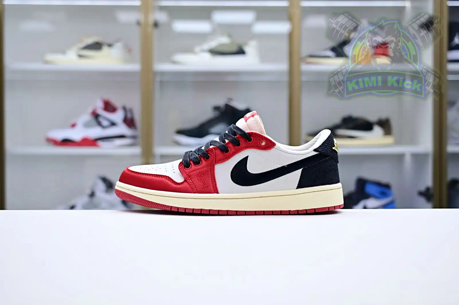 Kimikick Trophy Room x Jordan Air Jordan 1 Low OG “Away” 0125