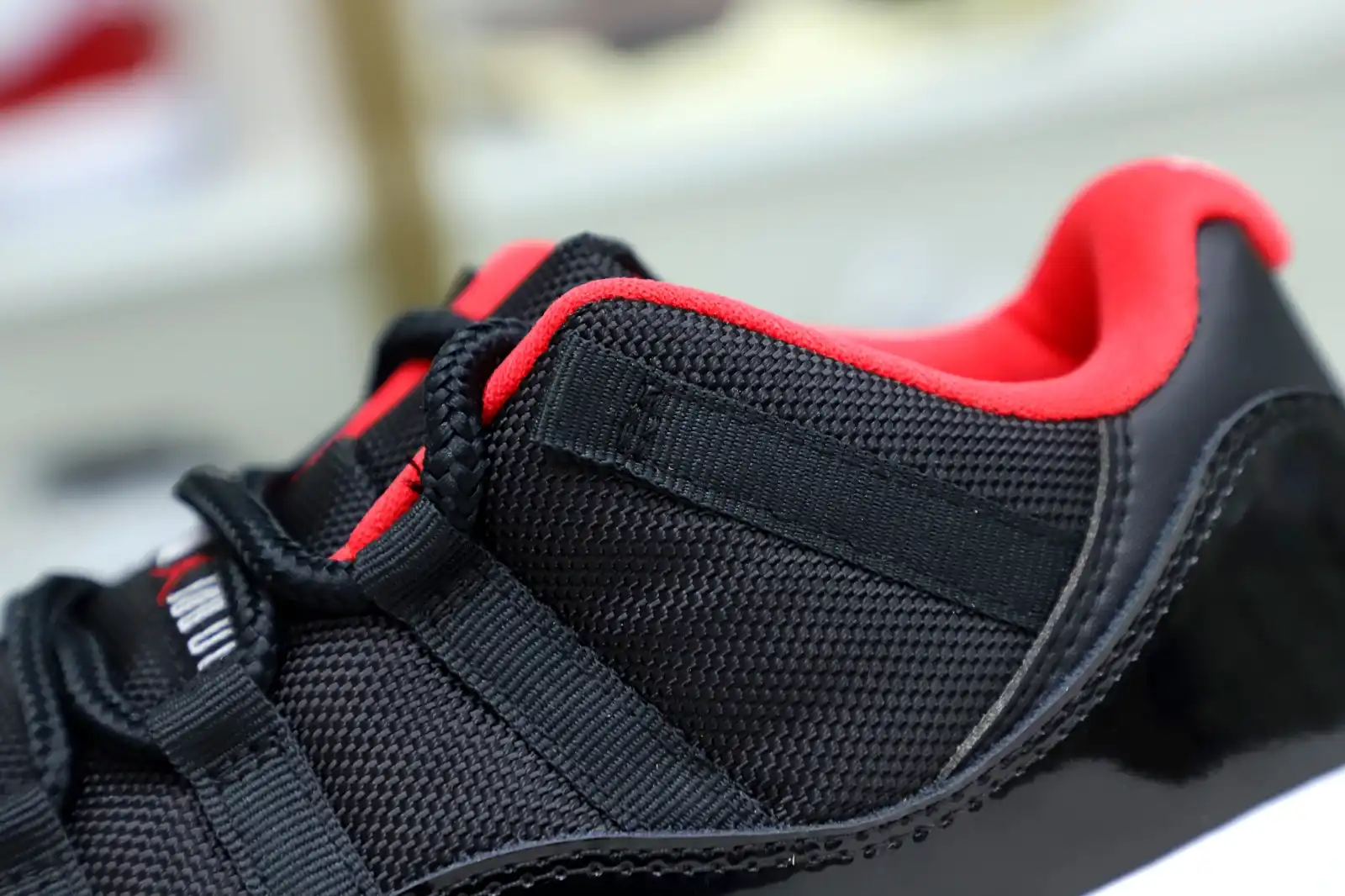 Kimikick AIR JORDAN 11 RETRO BRED LOW 0126