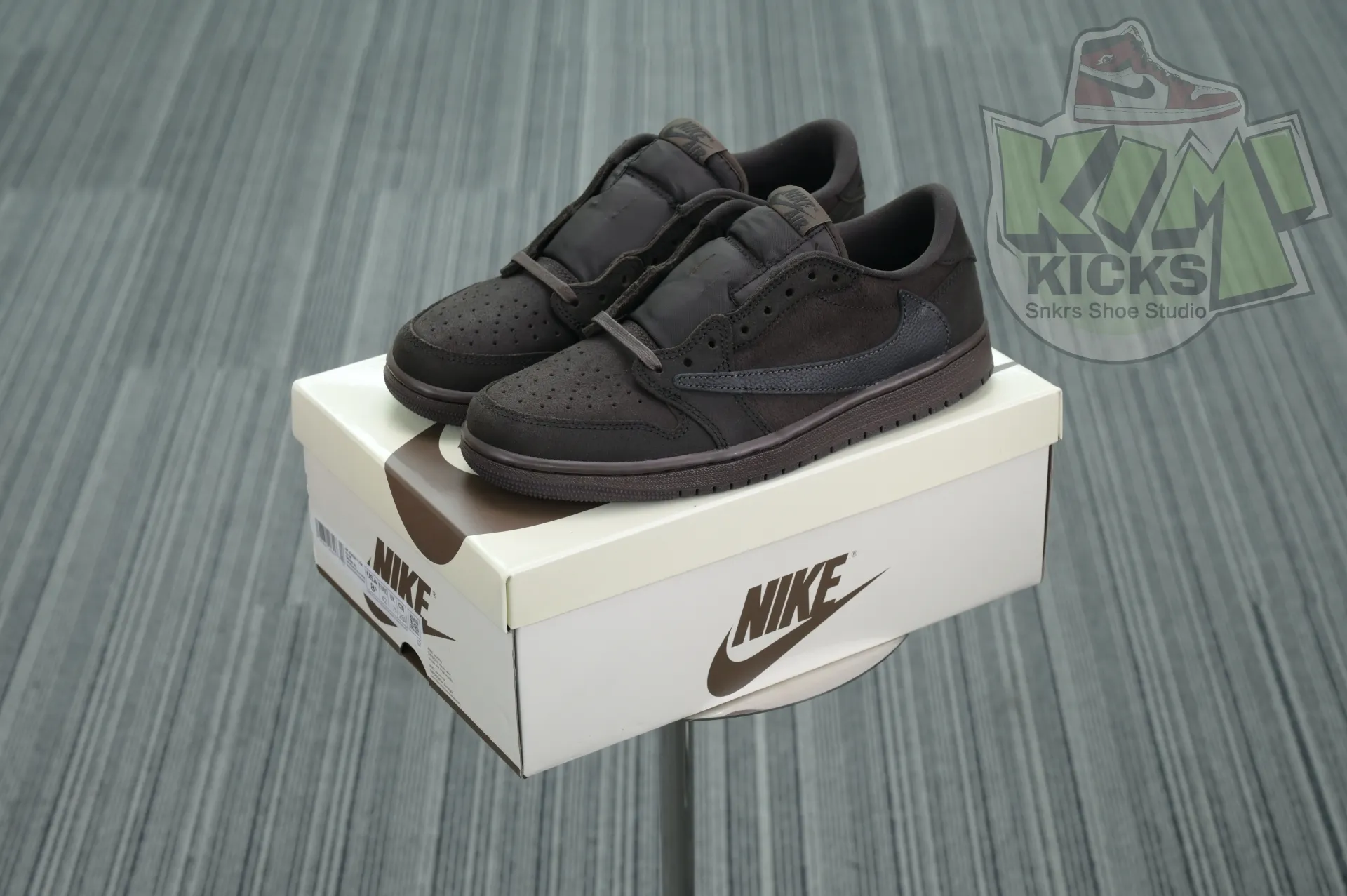 Rep Kimi kick Travis Scott x Jordan Air Jordan 1 Low OG“Velvet Brown” 0113