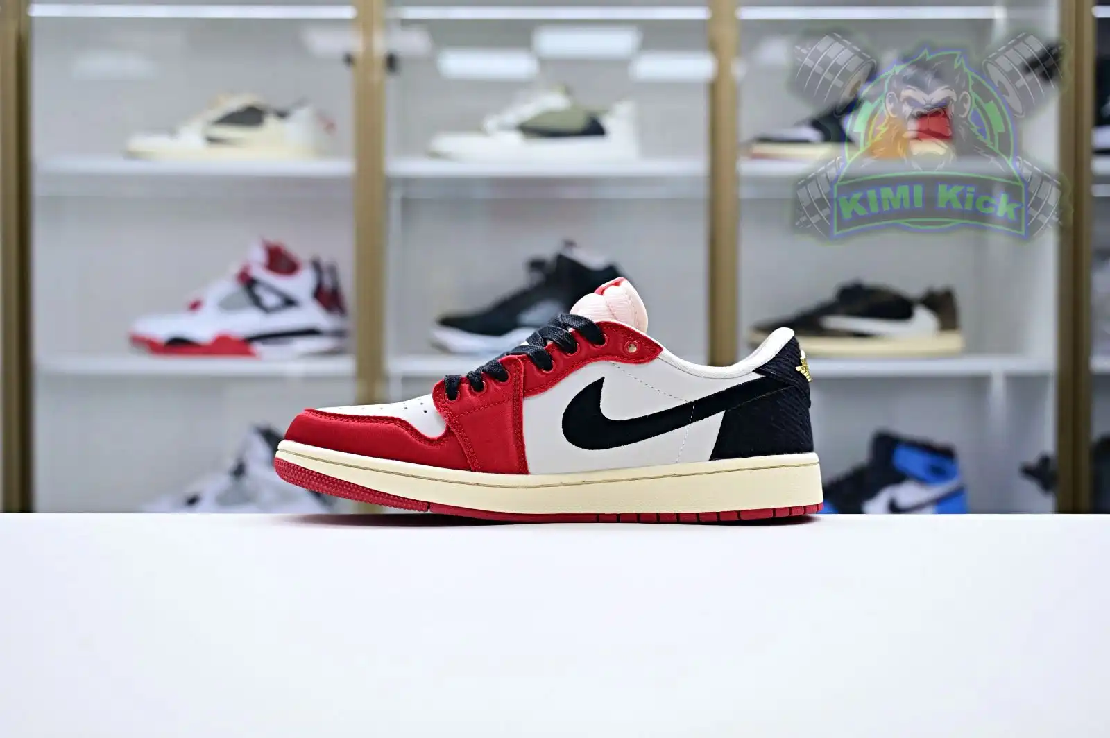 Kimikick Trophy Room x Jordan Air Jordan 1 Low OG “Away” 0125